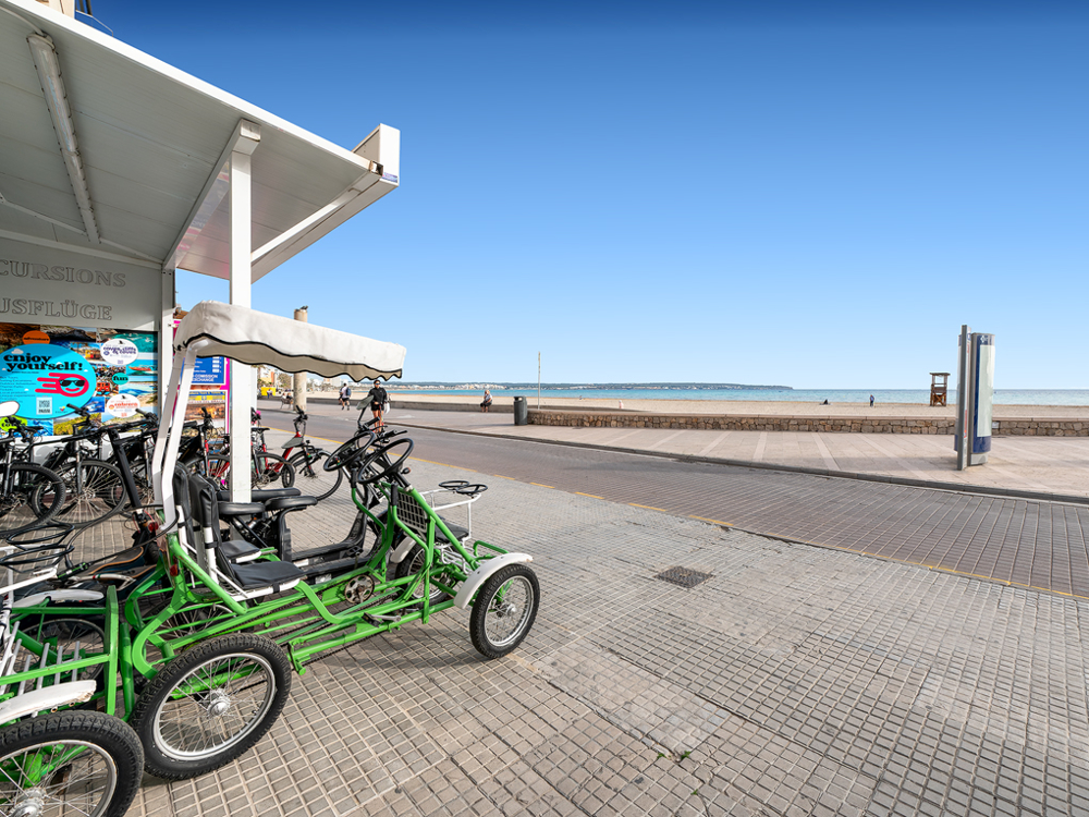 Tienda de bicicletas en ubicación privilegiada junto al mar