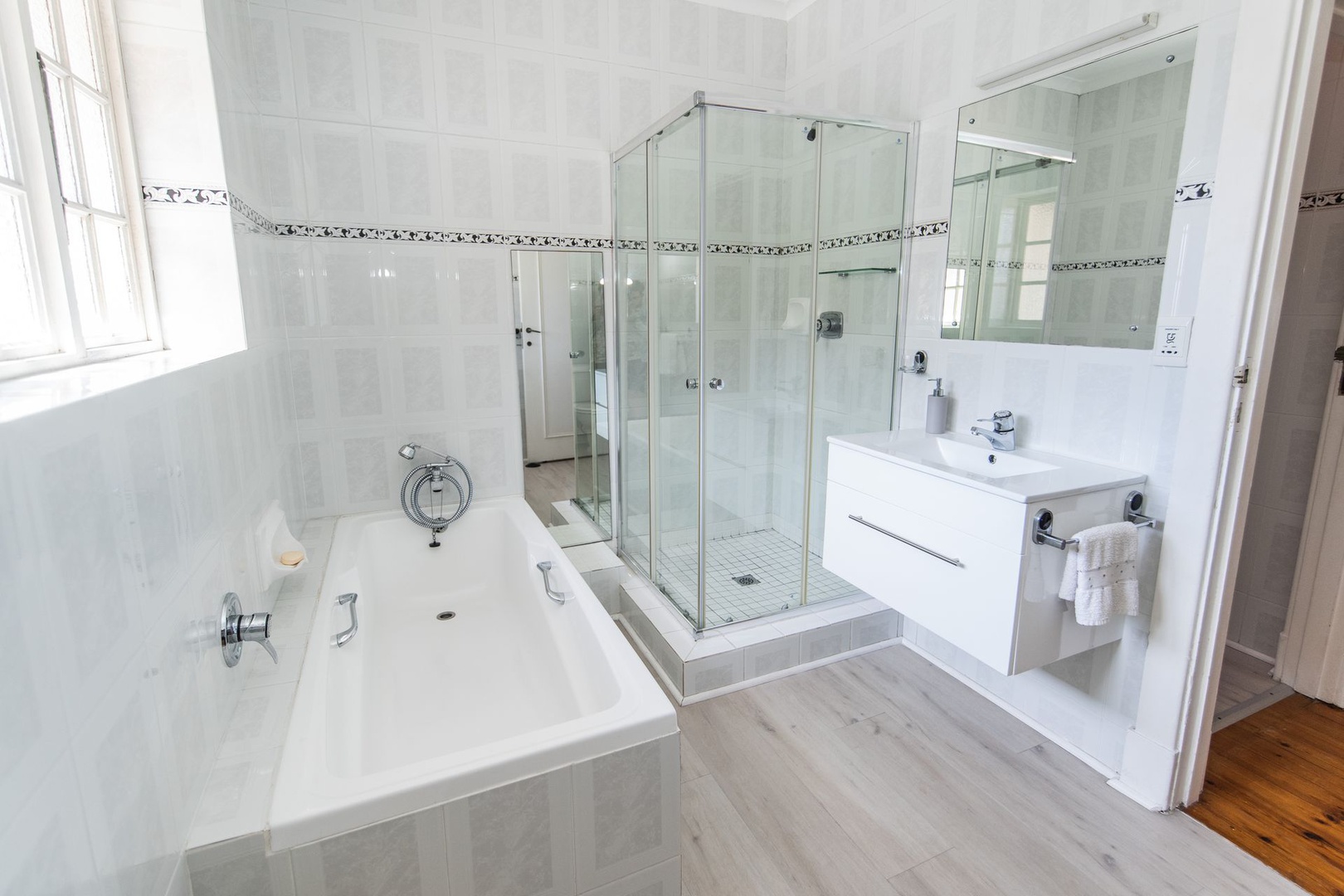 House in St Georges Park - Family Bathroom Upstairs