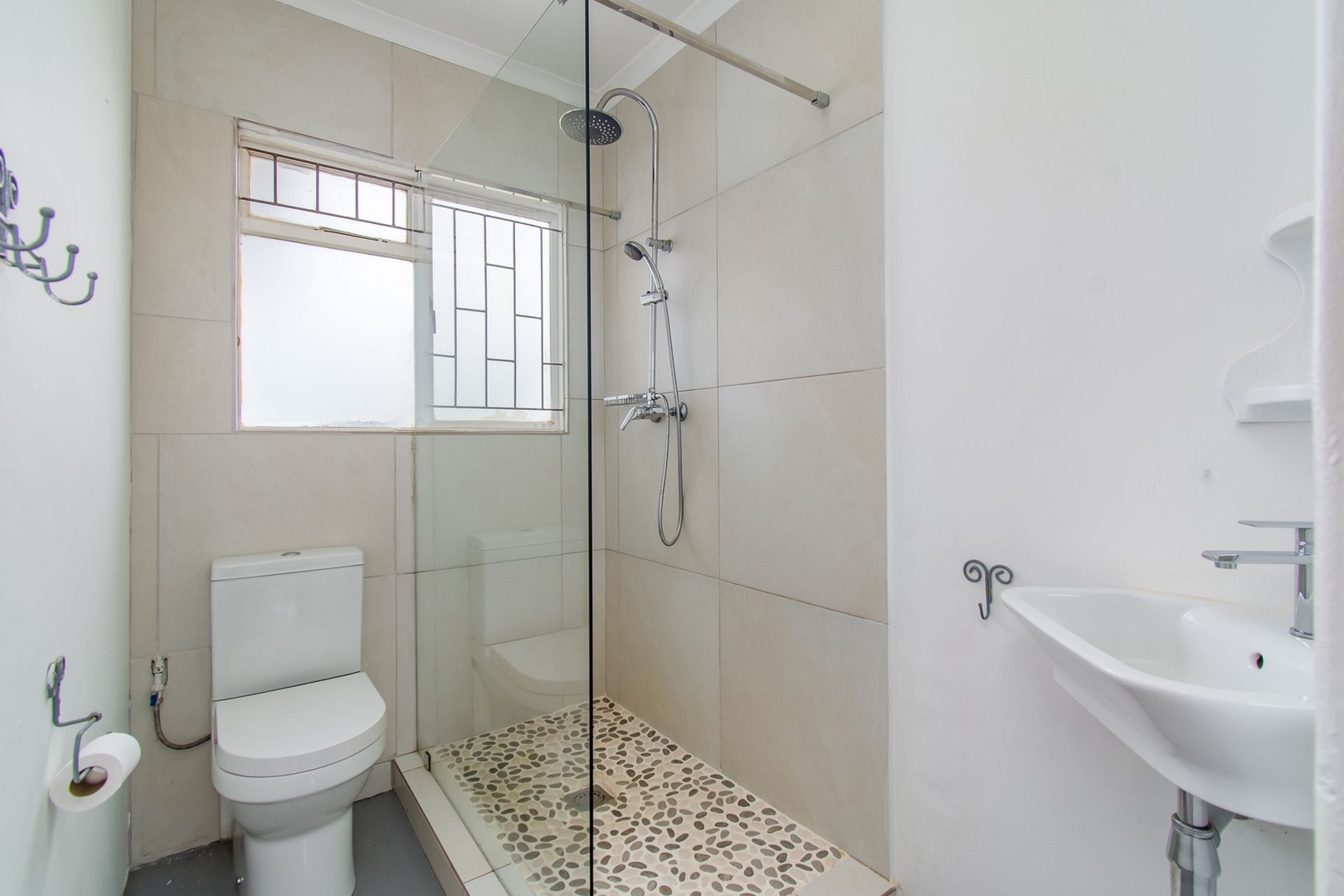 House in Pringle Bay - Guest bathroom with corner basin and spacious shower