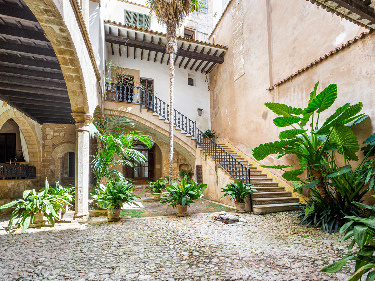 Elegante triplex ático con terraza en un Palacio del Casco Antiguo - Palma de Mallorca