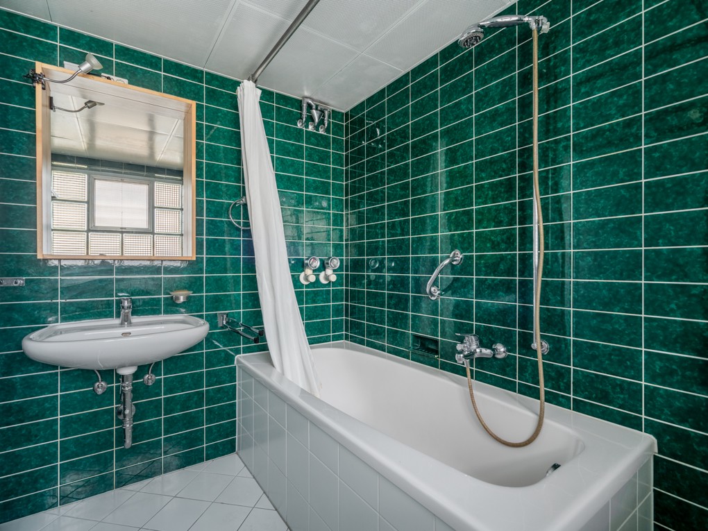 Wohnung in Bornheim - Tageslicht-Bad mit Badewanne