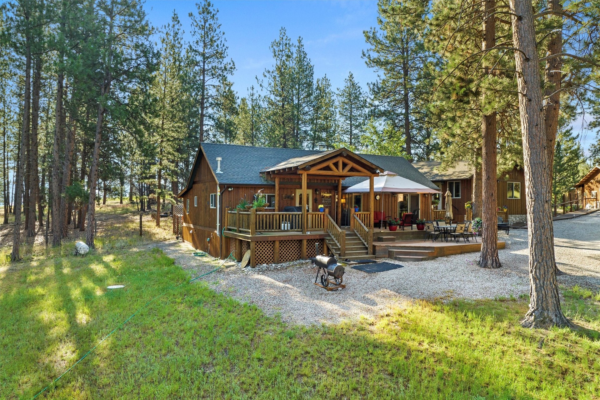 Charming Cabin Retreat With Guest House