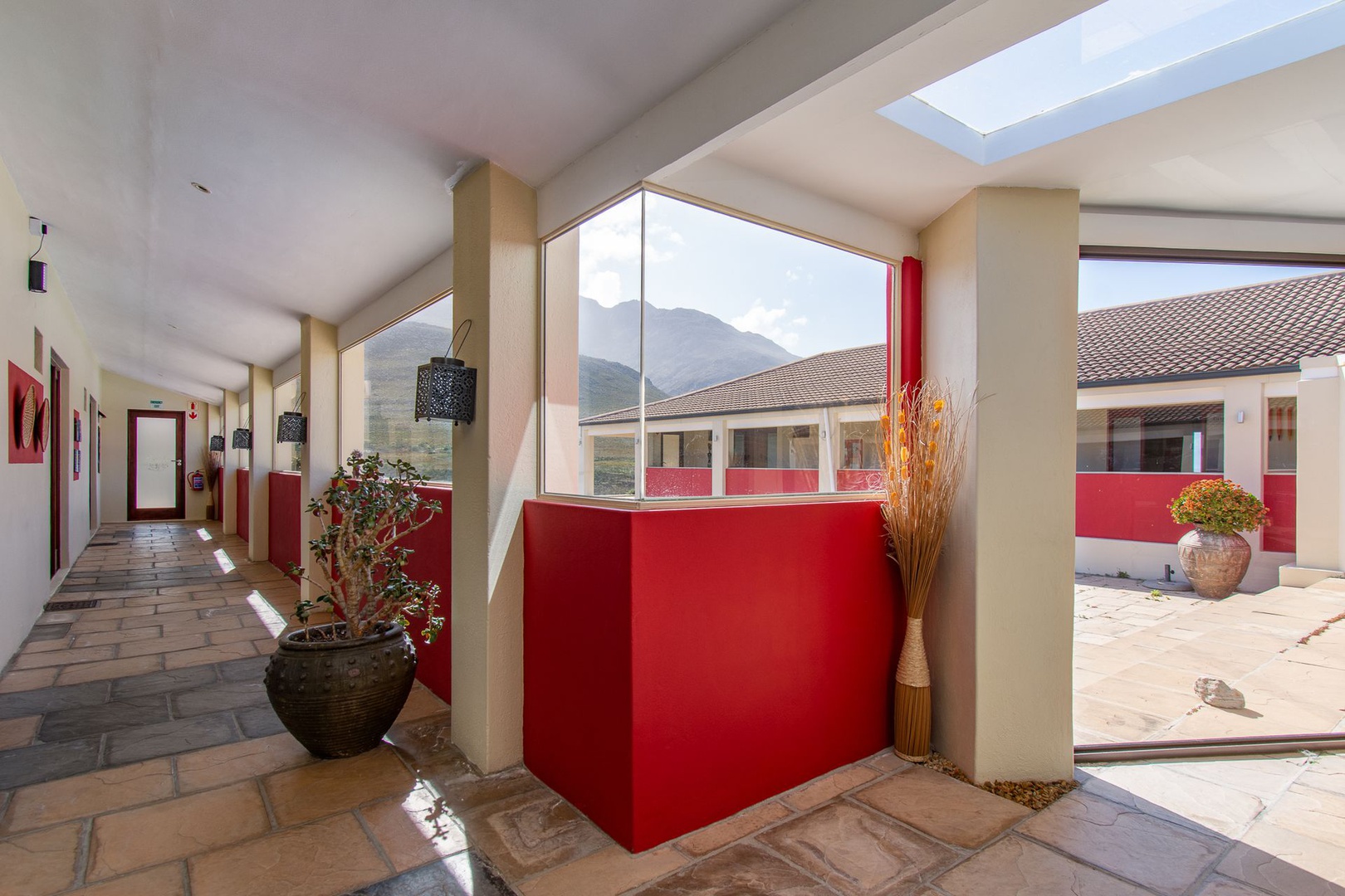 House in Pringle Bay Rural - Rooms lead to the enclosed veranda surrounding the pool terrace