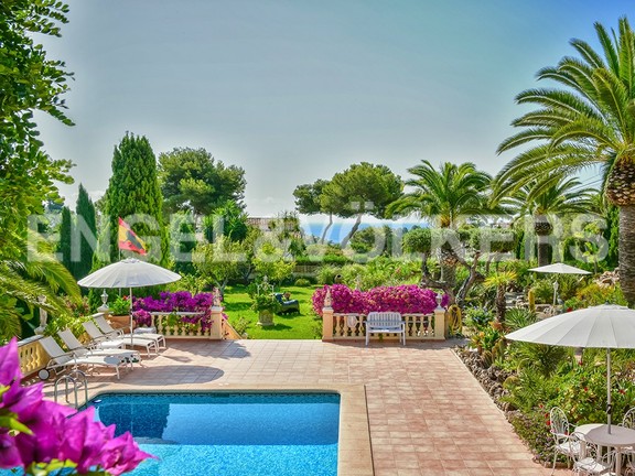 Außergewöhnliche Luxusvilla mit Traumgarten in Benissa