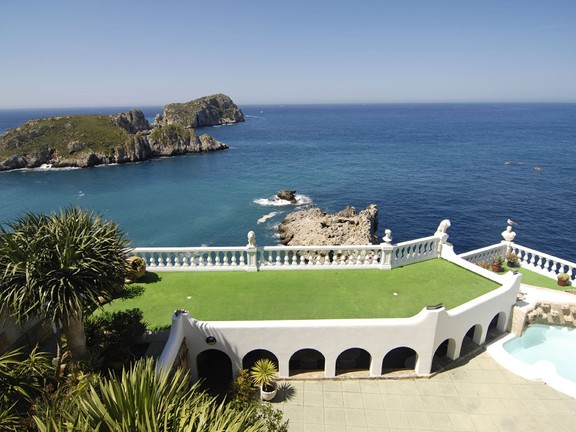 Villa en increíble primera línea con acceso al mar en Santa Ponsa