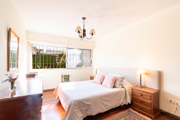 Elegante apartamento de 4 dormitorios con jardín en Carrasco