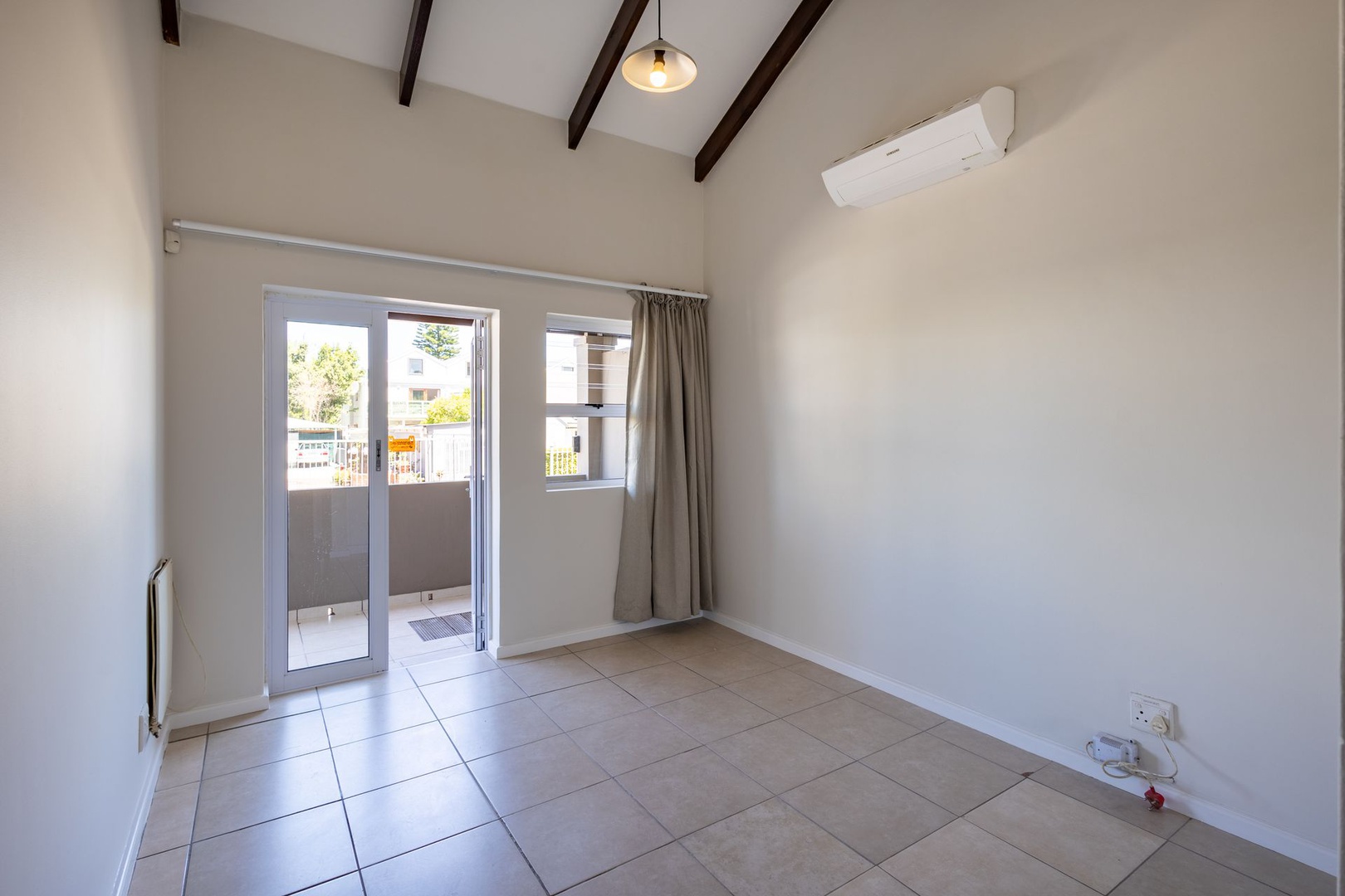 [UNDER OFFER] Newly Renovated 1-Bedroom Apartment Knysna Central