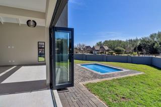 House in The Coves - Open plan areas opens up to the pool and garden