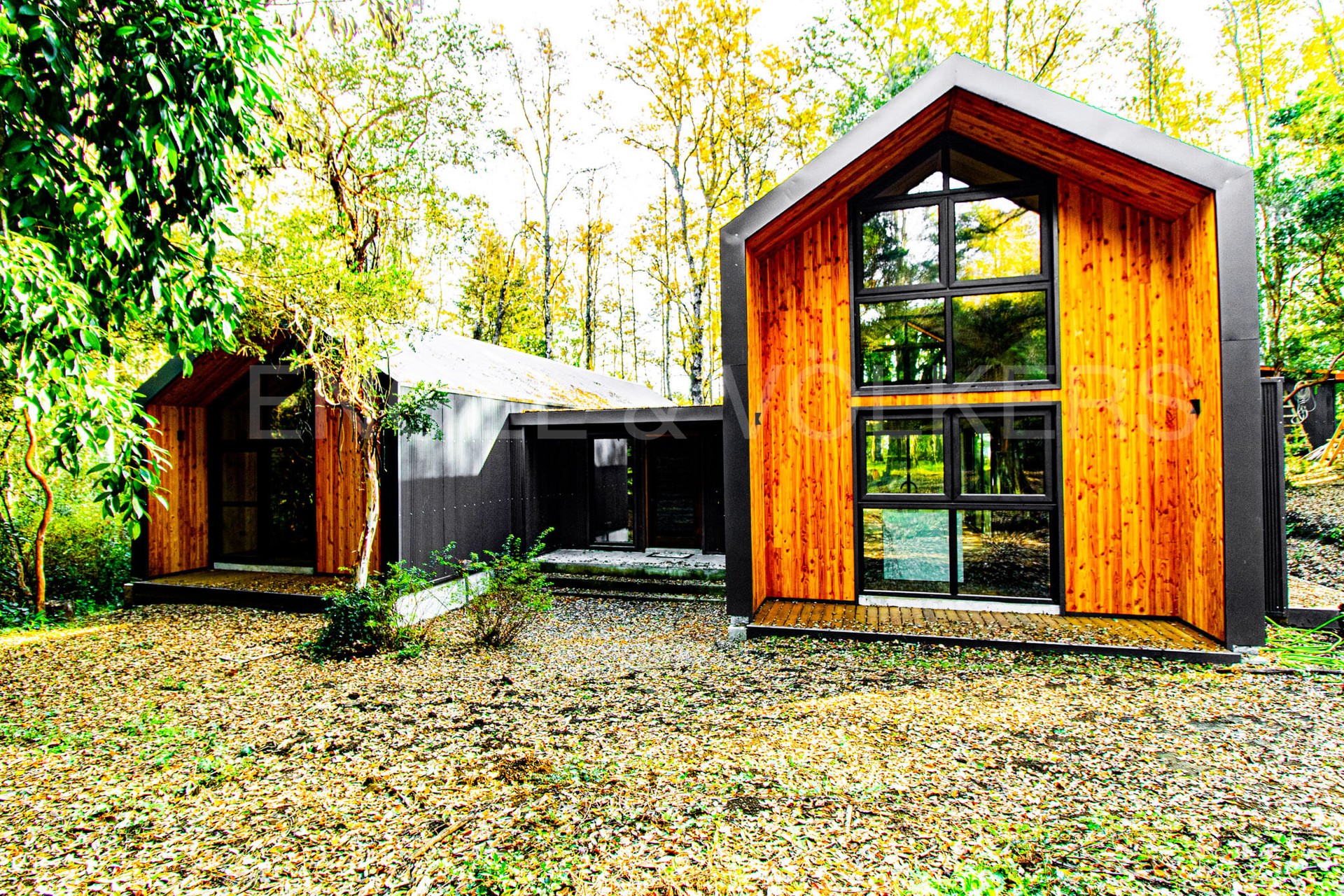 Casa Tipo Galpón inmersa en el bosque con certificación sustentable a pasos de Pucón
