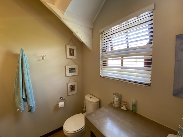 House in The Coves - Second bathroom upstairs