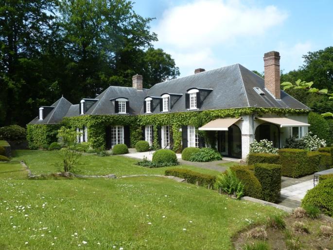 Front view of a villa in Brussels with enticing details and beautiful gardens