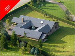 Vista aérea de una casa en La Corona de Bolvir vendida por Engel & Völkers Cerdanya.