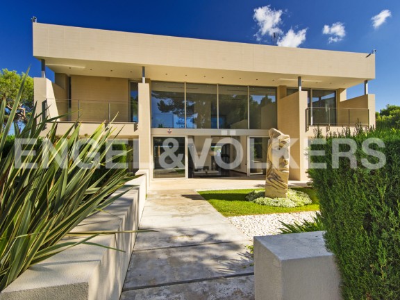 Front view of a minimalist villa (Alcúdia)